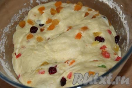 Подмешать цукаты в тесто.