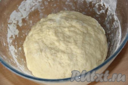 Хорошо вымесить тесто, а затем оставить его в миске, накрыв полотенцем, на 1,5 часа.