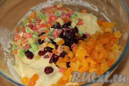 Хорошо обмять тесто, добавить цукаты (я добавила изюм, курагу и вяленую клюкву).