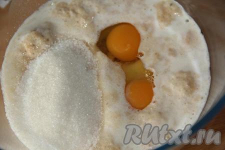 В глубокую миску влить опару, добавить яйца комнатной температуры, ванильный сахар и оставшийся сахар.