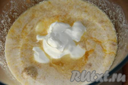 Слегка перемешать массу, затем добавить сметану и ещё раз перемешать.