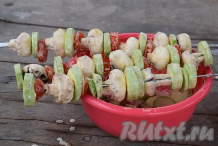 В это время разводим костер и даем дровам прогореть до состояния углей. Для жарки постного шашлыка в костре не должно быть открытого огня, только жар от углей сделает наш шашлык ароматным&nbsp;и вкусным. Далее нанизываем овощи и грибы на шампуры, чередуя их между собой.