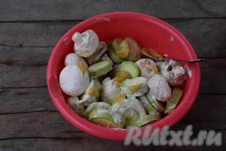 Добавляем горчицу и перемешиваем.