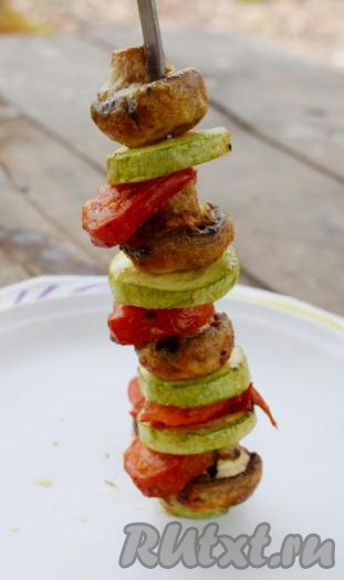 Постный шашлык снимаем с мангала и подаем к столу.