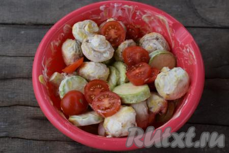 Помидоры старайтесь выбрать, схожие по диаметру с кабачками - так овощи будут гармонично смотреться на шампурах и прожарятся одновременно. Нарезаем помидоры на кружочки шириной 0,5-0,7 см. Добавляем помидоры к замаринованным грибам и кабачкам. Аккуратно, стараясь не повредить нежные помидоры, перемешиваем их с остальными ингредиентами постного шашлыка. Дадим постоять нашим овощам&nbsp;и грибам, примерно, 15-20 минут - для того, чтобы все ингредиенты просолились и пропитались ароматами.