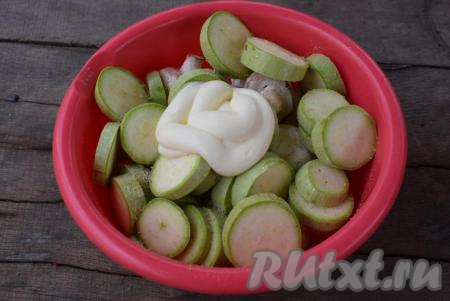 Солим, перчим и добавляем специи по вкусу к грибам и кабачкам. Далее кладем постный майонез и перемешиваем овощи с солью, специями и майонезом.