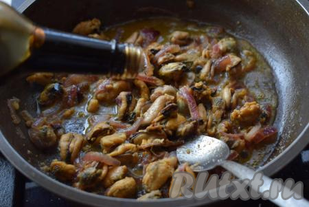 Когда сок испарится, добавим к мидиям чёрный молотый перец, специи, соль, соевый соус, перемешаем. Добавим лимонный сок (или яблочный уксус), ещё раз перемешаем.