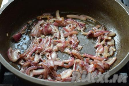 В сковороде разогреем растительное масло, добавим лук и обжарим его до подрумянивания на среднем огне (в течение 5-7 минут).