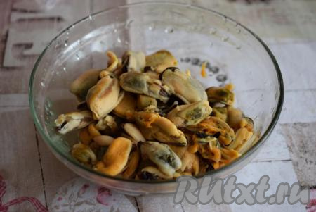 Разморозим мидии при комнатной температуре (в течение 30-40 минут), жидкость сольем.