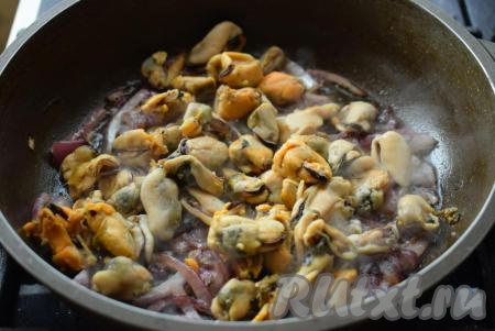 К луку добавим мидии и сделаем огонь минимальным.