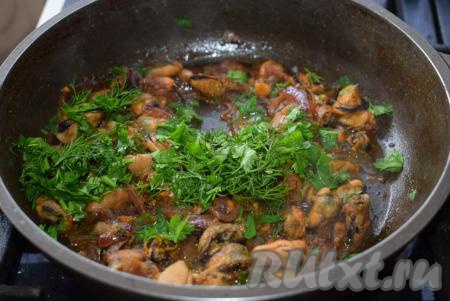 Наши мидии, жареные с луком готовы, остаётся только добавить к ним мелко рубленную зелень и перемешать. Снимаем сковороду с огня.