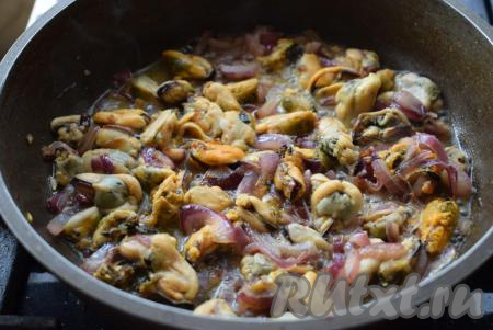 Готовим мидии с луком на слабом огне. Сначала мидии пустят сок, продолжим томить мидии с луком, пока&nbsp;сок не испарится (примерно, 10 минут).