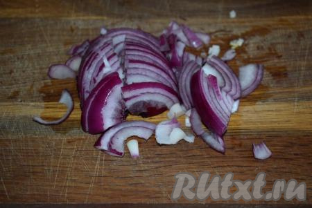 Лук очистим и нарежем на полукольца.