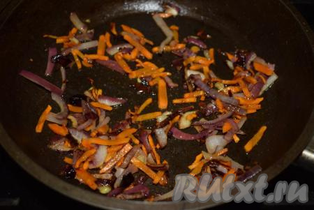 В сковороду выложим лук с морковью и обжарим до легкого подрумянивания на слабом огне, помешивая время от времени.