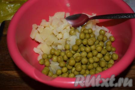 Сложим в миску нарезанный картофель и зеленый консервированный горошек, с которого предварительно сольем всю жидкость.