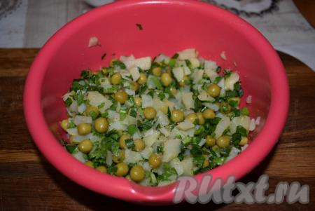 Добавим зелень в миску к картошке и горошку, перемешаем.