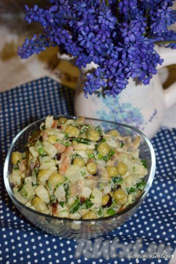 Салат с шампиньонами и консервированным горошком получается вкусным, к тому же еще и&nbsp;сытным, благодаря отварному картофелю и жареным грибам.&nbsp;Настоятельно советую приготовить!