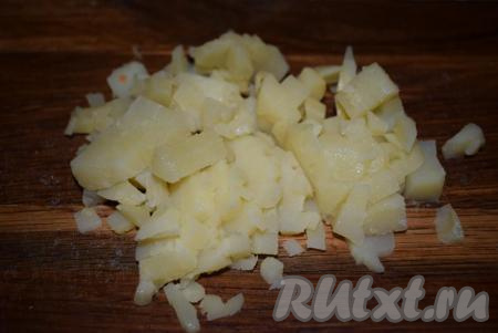 Пока грибы томятся, нарежем отварной картофель на мелкие кубики.