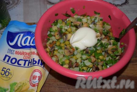 Заправим наш салат майонезом и перемешаем до однородности. Охладим пару часов в холодильнике.