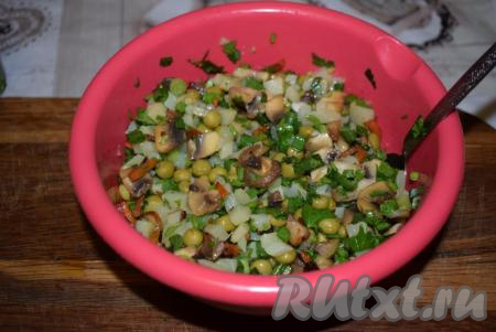 Перемешаем все ингредиенты, посолим салат по вкусу и добавим свежемолотый перец.