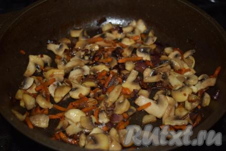 Наши грибы с овощами потушились до готовности, посолим их и поперчим по вкусу, снимем сковороду с огня и охладим до комнатной температуры.