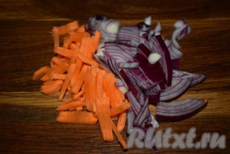 Морковь и лук очистим от кожицы. Нарежем лук полукольцами, а морковь - соломкой. Разогреем сковороду с растительным маслом.