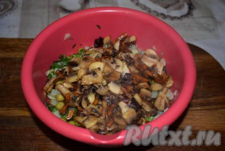 Остывшую грибную зажарку добавим ко всем остальным ингредиентам салата.