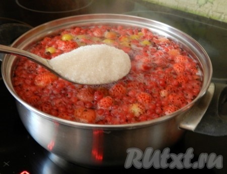 Добавить сахар, снова довести до кипения, уменьшить огонь и варить компот из ягод 8-10 минут.