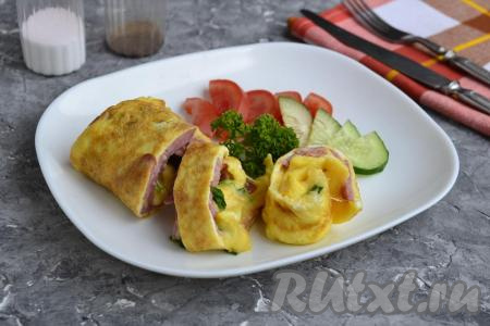 Яичный рулет с сыром и колбасой на сковороде