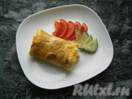 Разместить яичный рулет на тарелке со свежими (или солеными) овощами или любым салатиком.