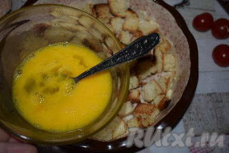 В отдельную миску добавляем сырые яйца,&nbsp;воду,&nbsp;щепотку&nbsp;соли и молотого перца. Взбиваем вилкой яйца с водой.