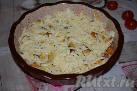 Я для быстрой пиццы взяла два вида сыра, но подойдет любой твердый сыр. Покрываем кусочки батона натертым на терке сыром сулугуни. Сыр сверху смазываем кетчупом и майонезом.