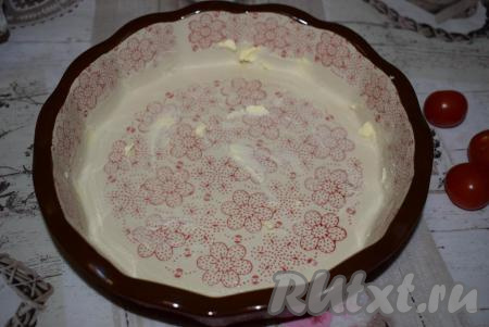 Смазываем форму для пиццы сливочным маслом, я думаю, что для данного рецепта лучше использовать именно керамическую форму, так как основа для пиццы будет скрепляться яйцами, а они при соприкосновении с раскаленной металлической формой могут немного подгореть (если нет керамической формы, застелите форму для выпечки бумагой).