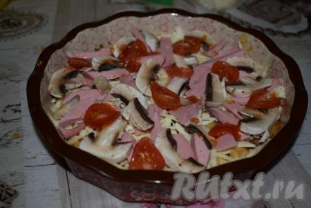 На&nbsp;сулугуни выкладываем нарезанную на брусочки колбасу,&nbsp;очищенные и нарезанные на дольки шампиньоны и кружочки помидоров.