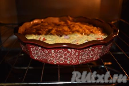 Отправляем подготовленную пиццу из батона в разогретую духовку и выпекаем при температуре 180 градусов, примерно, 20-25 минут.