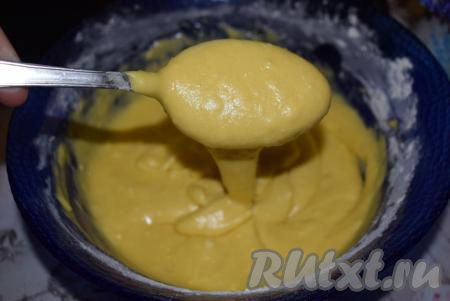 Тесто по консистенции будет напоминать достаточно густую сметану, оно будет плавно стекать с ложки (как на фото).