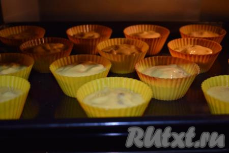 Далее ставим формочки с тестом в разогретую духовку и выпекаем при температуре 180 градусов, примерно, 30-35 минут.