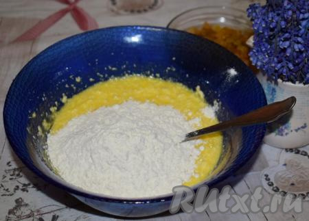 В получившуюся массу добавим муку и перемешаем тесто до однородности.