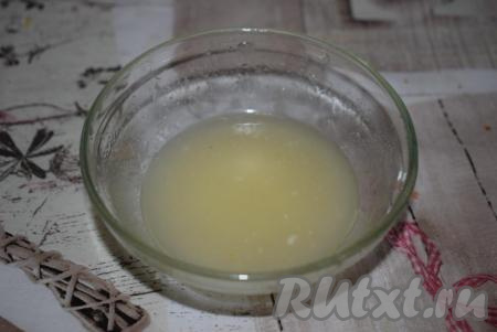 Наши кексы готовы и очень вкусны, но я предлагаю сделать еще один шаг, который придаст кексам волшебный аромат и невероятную сочность, - пропитать их лимонной пропиткой. Для приготовления пропитки соединяем сок лимона и сахарную пудру, перемешиваем до однородности. "Шапочку" каждого кекса окунаем в пропитку на пару секунд.