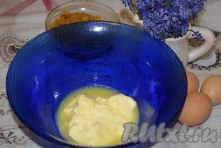 Сливочное масло растопим в микроволновке в течение 40 секунд. Масло не должно стать жидким, оно должно просто размягчиться.