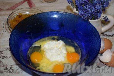 К размягченному маслу добавим яйца, сметану и растительное масло.