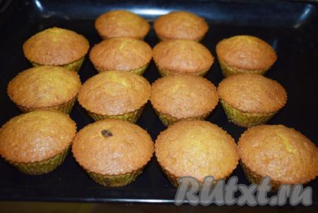 Далее слегка охлаждаем кексы с изюмом в силиконовых формочках, а затем, когда станет комфортно брать кексы&nbsp;в руку, вынимаем их из формочек. Кексики легко выходят из формочек, не деформируясь, не ломаясь и не крошась.