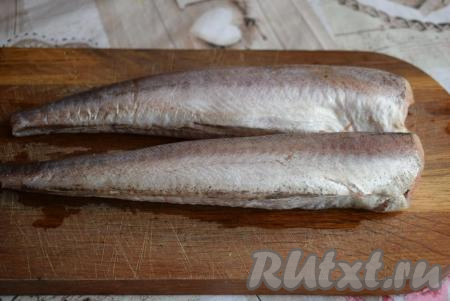 Если рыба замороженная, её нужно предварительно разморозить. Промоем хека под холодной водой&nbsp;и удалим чешую. Чешуя очень мелкая, поэтому она достаточно легко и быстро счищается ножом.