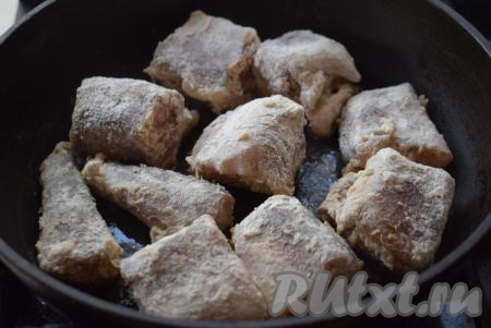 Разогреваем в сковороде растительное масло и выкладываем кусочки хека, обваленные в муке.