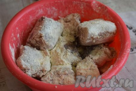 Оставляем рыбу просолиться и пропитаться специями на 25-30 минут, затем сливаем образовавшуюся жидкость. Обваливаем каждый кусочек хека в муке со всех сторон.