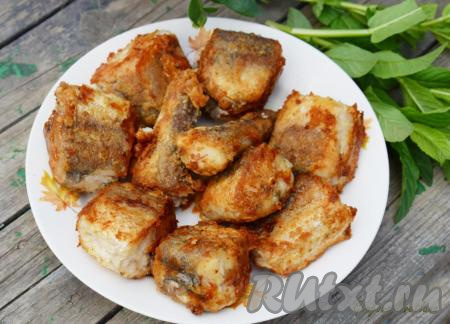 Пожарить хека на сковороде так, чтобы рыбка получилась вкусной, ароматной, хрустящей, совсем несложно. Это блюдо точно понравится многим, попробуйте!