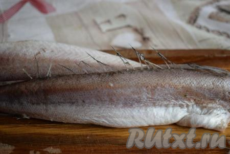 Обрежем плавники со стороны спинки и брюшка.