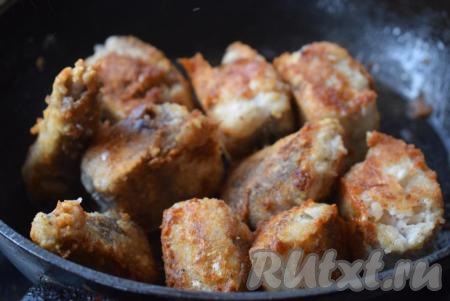 Далее обжариваем рыбу со стороны срезов с двух сторон (ставим их на срезы), чтобы наши кусочки стали золотистыми и хрустящими со всех сторон.