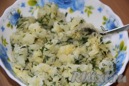 Тщательно перемешать картофельную начинку для трубочек.