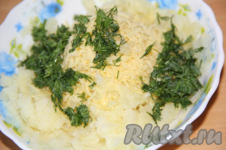 Сюда же добавить укроп, чеснок и специи, если нужно, подсолить по вкусу.